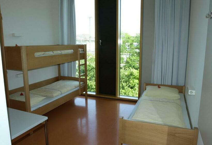 اتاق استاندارد سه نفره, Jugendherberge Stuttgart Neckarpark