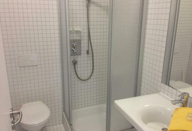 스탠다드 룸, Jugendherberge Stuttgart Neckarpark