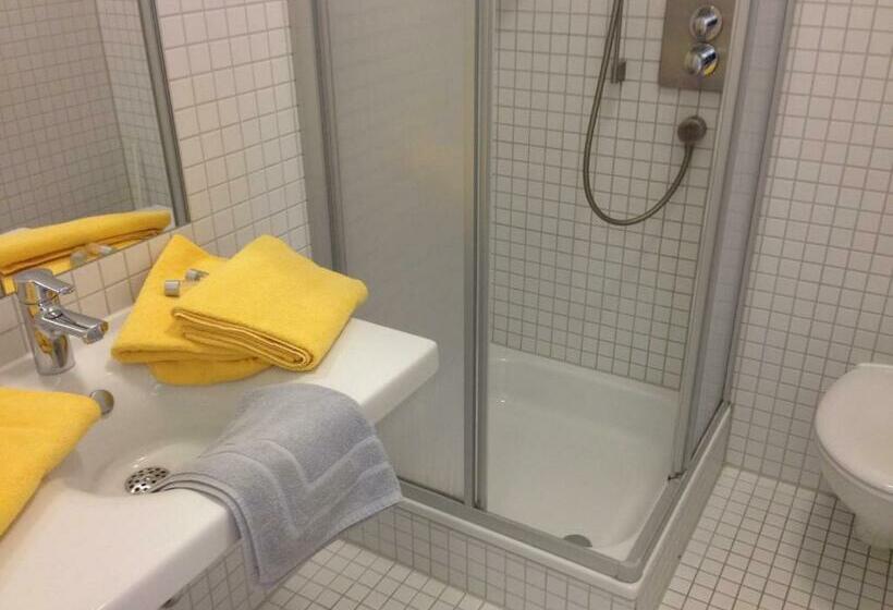 스탠다드 트리플 룸, Jugendherberge Stuttgart Neckarpark