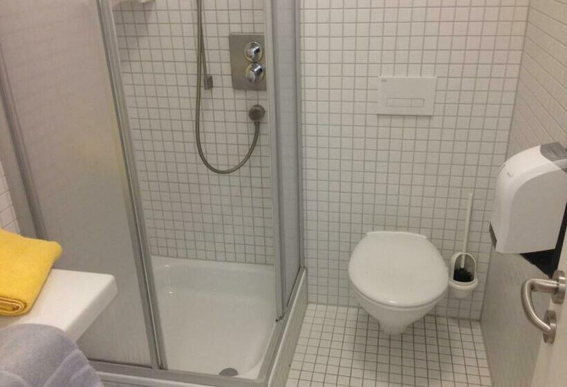 스탠다드 트리플 룸, Jugendherberge Stuttgart Neckarpark