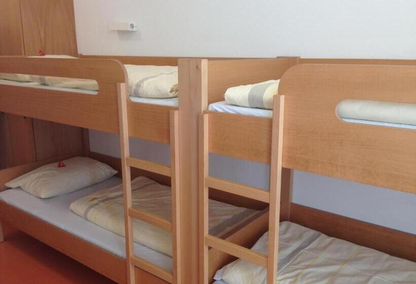 4인용 스탠다드 룸, Jugendherberge Stuttgart Neckarpark