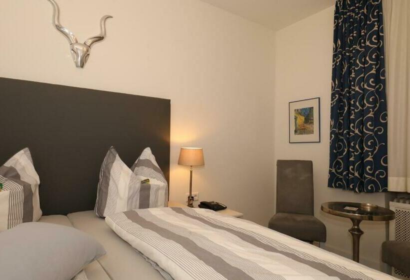 Номер Стандарт, Am Ehrenhof