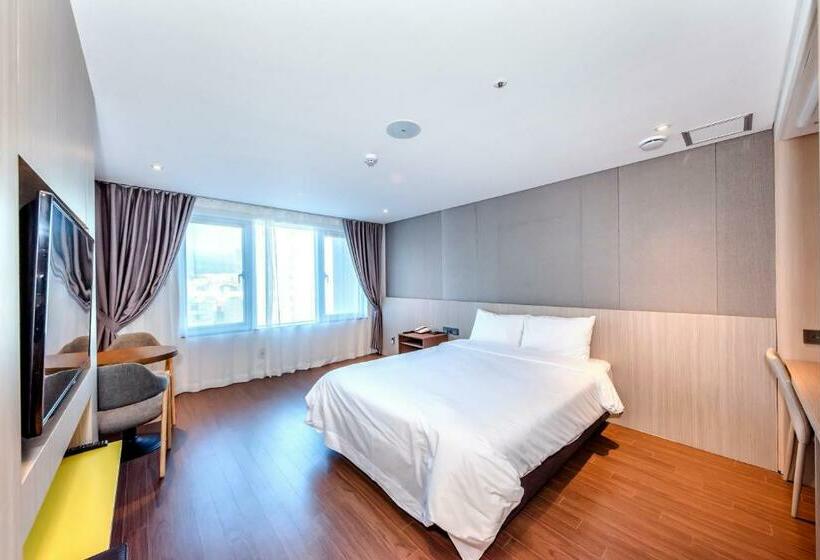 חדר סופריור, The First70