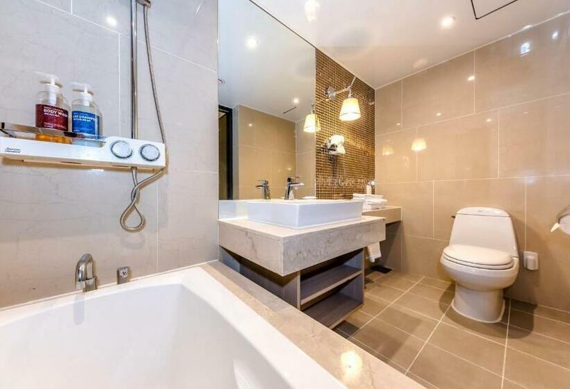 חדר סופריור, The First70