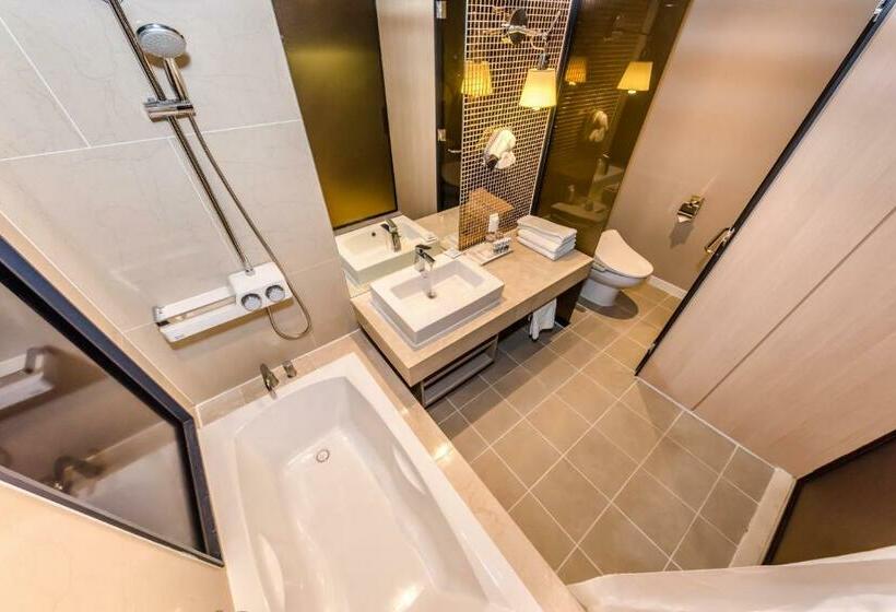 חדר סופריור, The First70