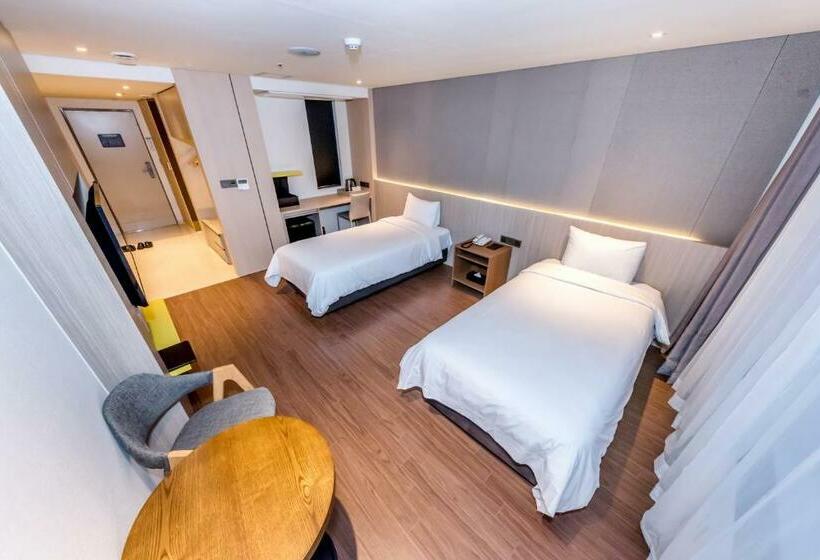 חדר סופריור, The First70