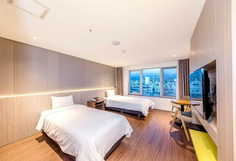 חדר סופריור, The First70