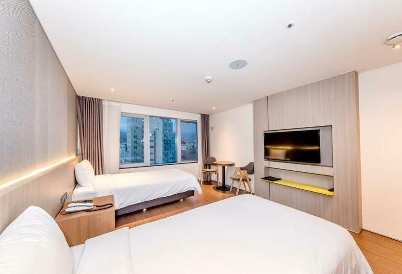 חדר סופריור, The First70