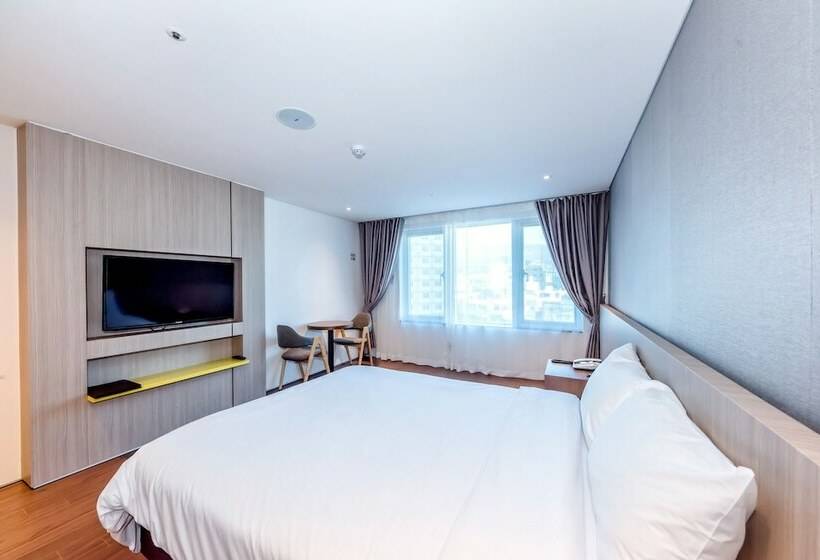 חדר סופריור, The First70