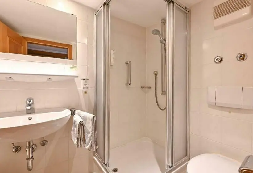 Standard Yhden Hengen Huone, Helmer