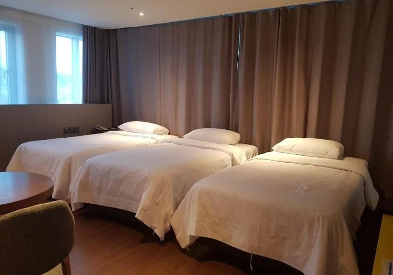 חדר סופריור לשלושה, The First70