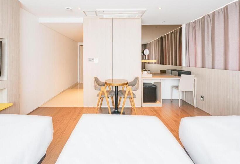 חדר סופריור לשלושה, The First70