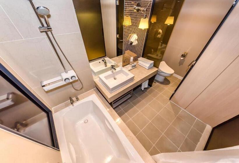 חדר דלוקס, The First70