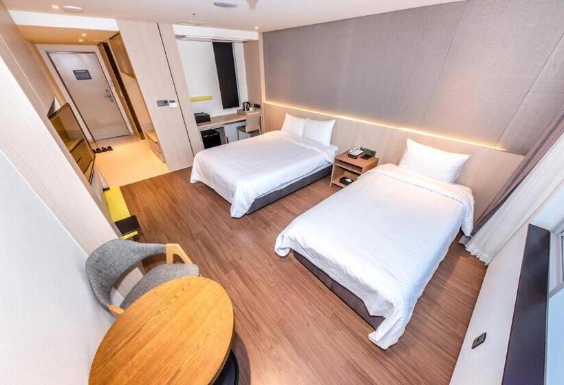 חדר דלוקס, The First70