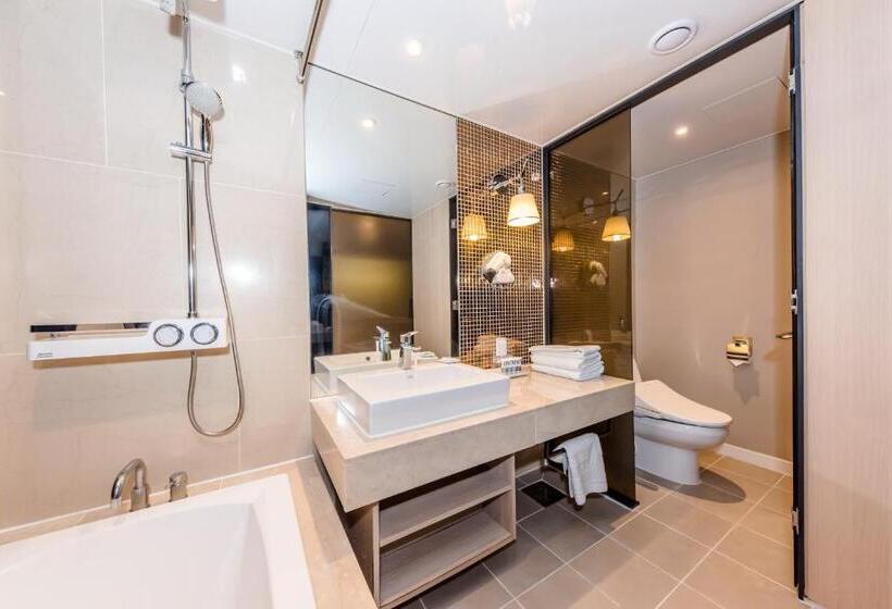 חדר פרמיום, The First70