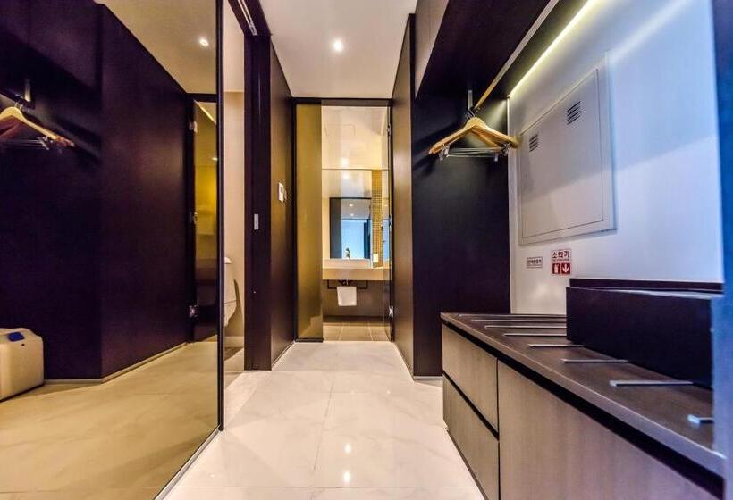 סוויטה, The First70