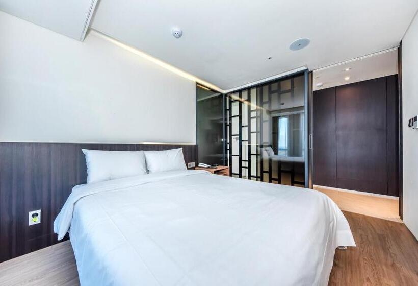 סוויטה, The First70