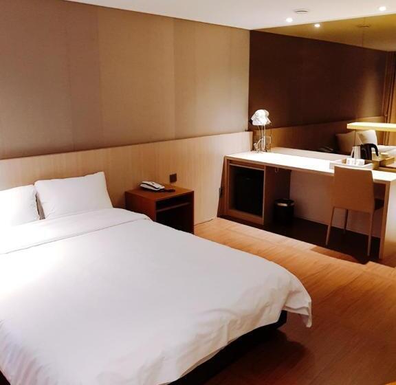 חדר סטנדרט מותאם לאדם עם מוגבלויות, The First70