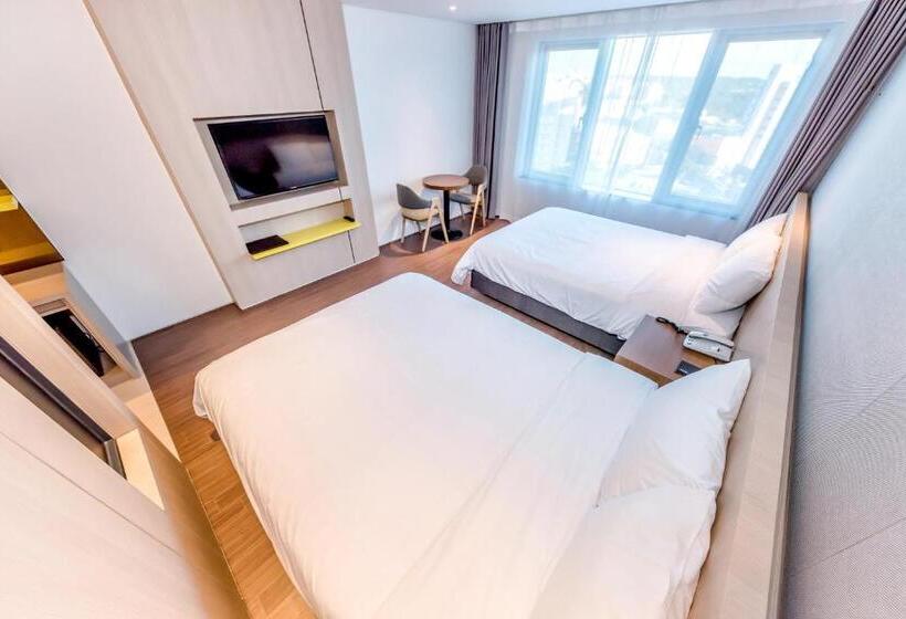 חדר פרמיום, The First70