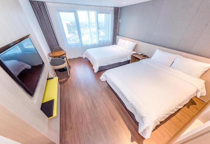 חדר פרמיום, The First70