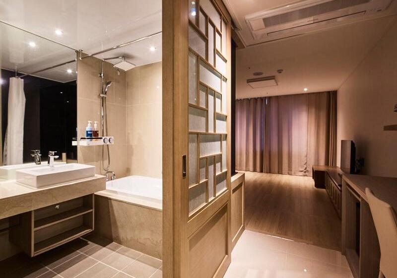 חדר דלוקס, The First70