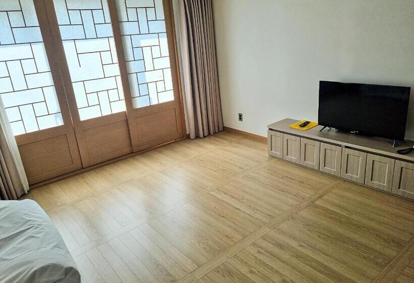 חדר דלוקס, The First70