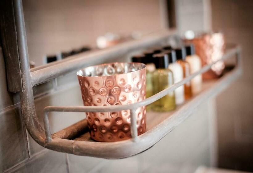 스탠다드 룸, The Queen's Head