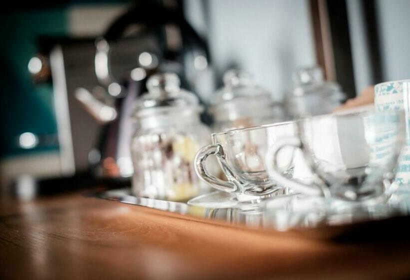 스탠다드 룸, The Queen's Head