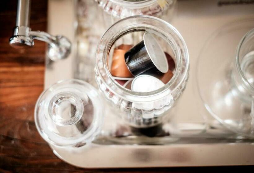 스탠다드 룸, The Queen's Head