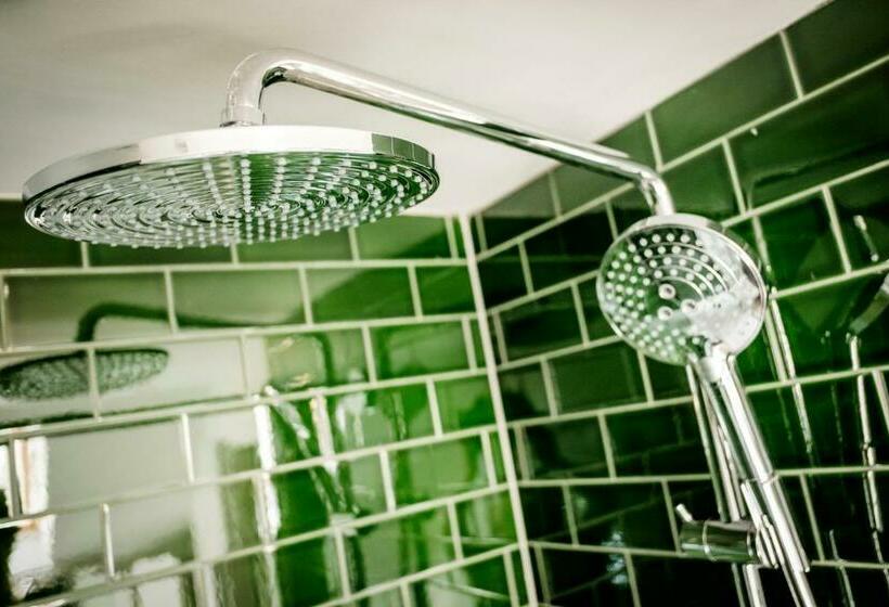 스탠다드 룸, The Queen's Head