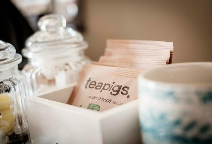 스탠다드 룸, The Queen's Head