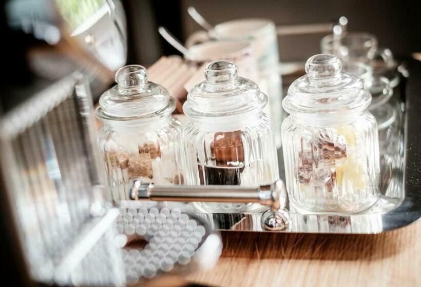 스탠다드 룸, The Queen's Head