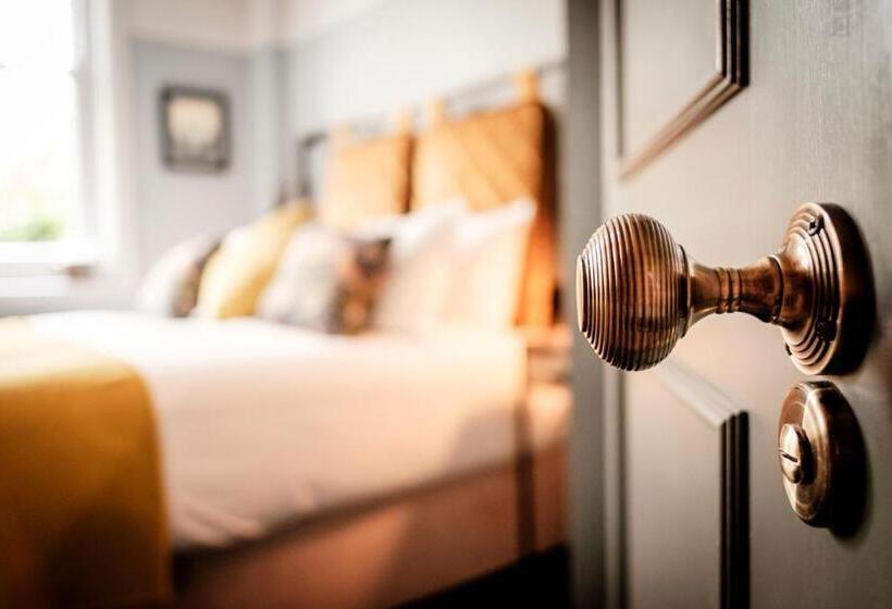 스탠다드 룸, The Queen's Head