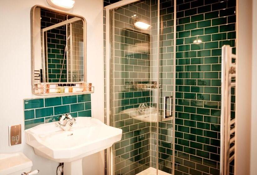 스탠다드 룸, The Queen's Head