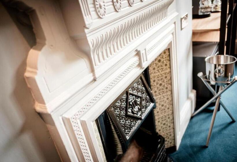 스탠다드 룸, The Queen's Head