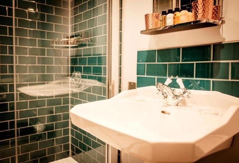 스탠다드 룸, The Queen's Head