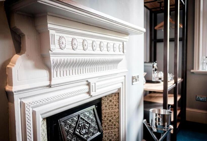 스탠다드 룸, The Queen's Head