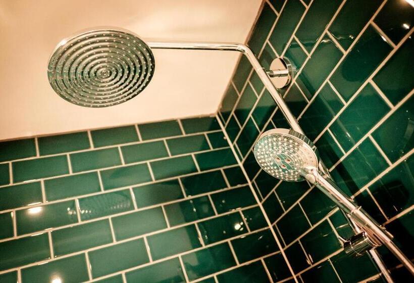 스탠다드 룸, The Queen's Head