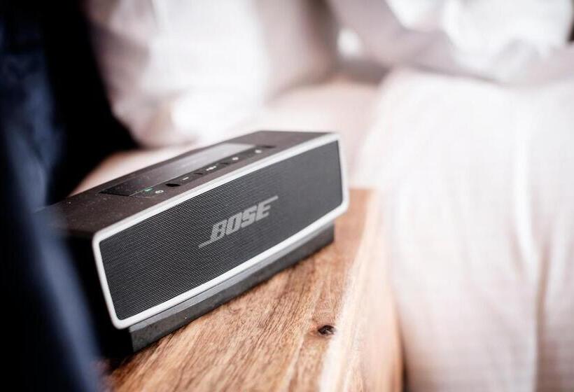 디럭스 패밀리 룸, The Queen's Head