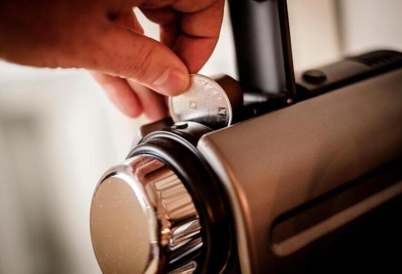 디럭스 패밀리 룸, The Queen's Head