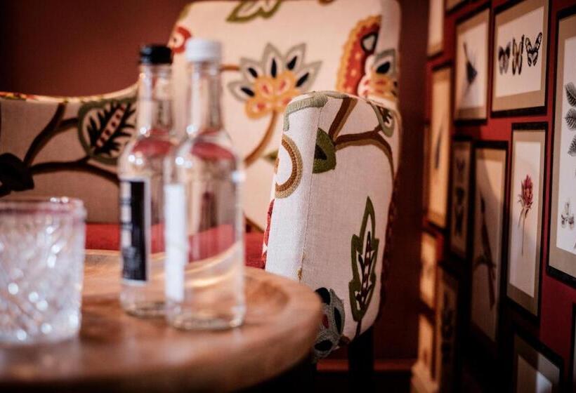 디럭스 패밀리 룸, The Queen's Head