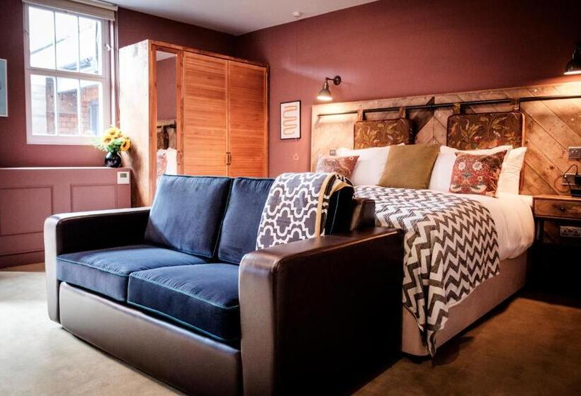 디럭스 패밀리 룸, The Queen's Head