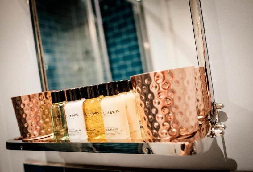 스탠다드 룸 킹사이즈 침대, The Queen's Head