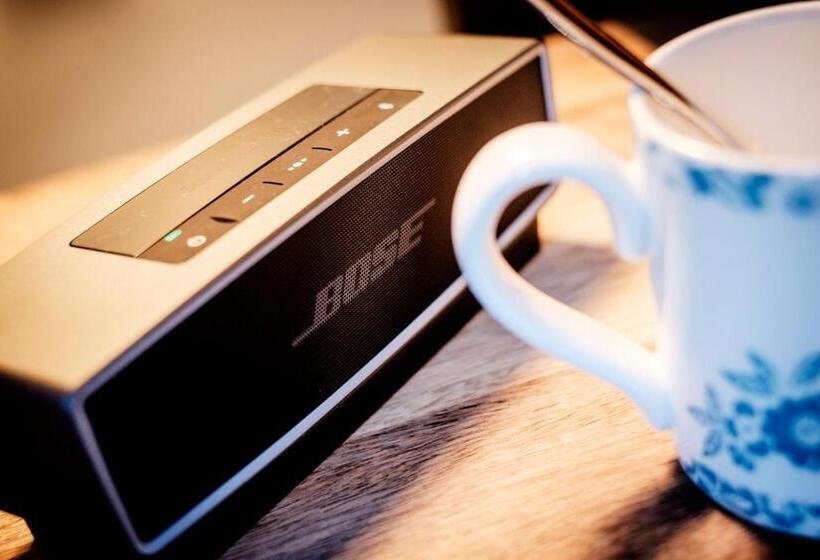 디럭스 룸, The Queen's Head