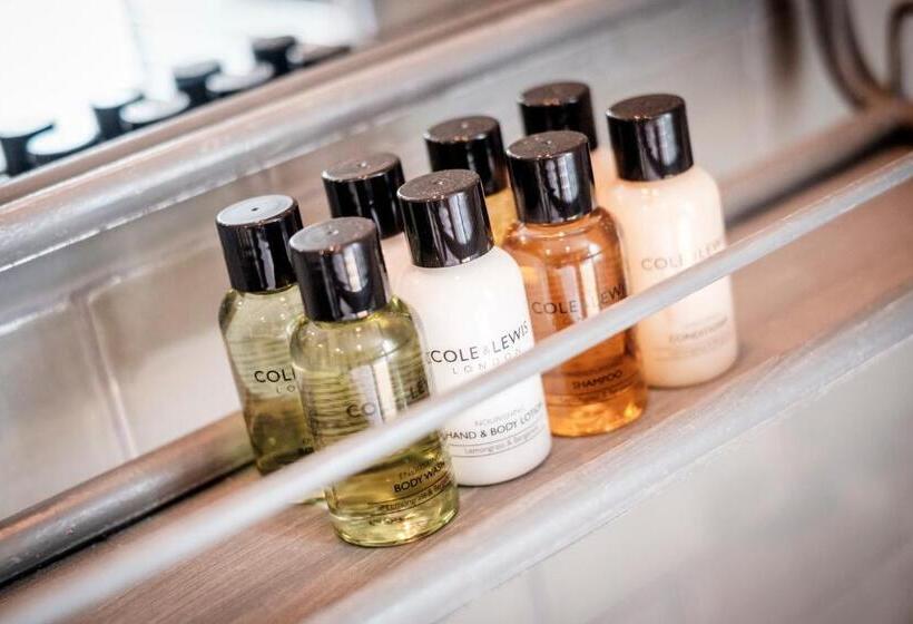 디럭스 룸, The Queen's Head