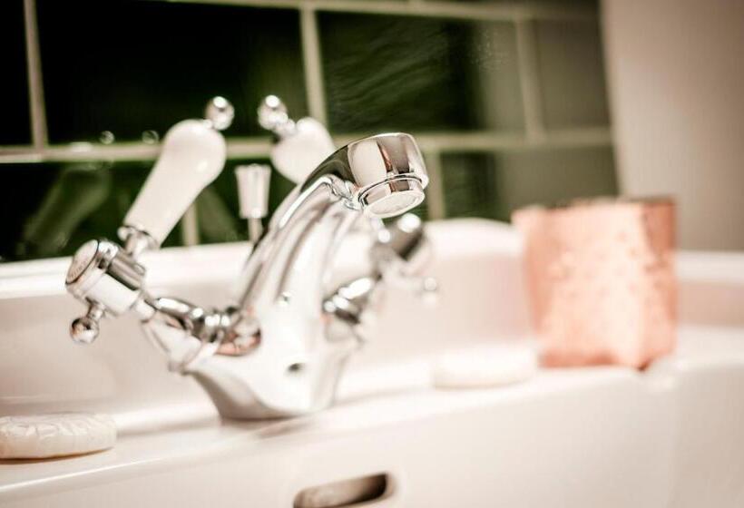 디럭스 룸, The Queen's Head