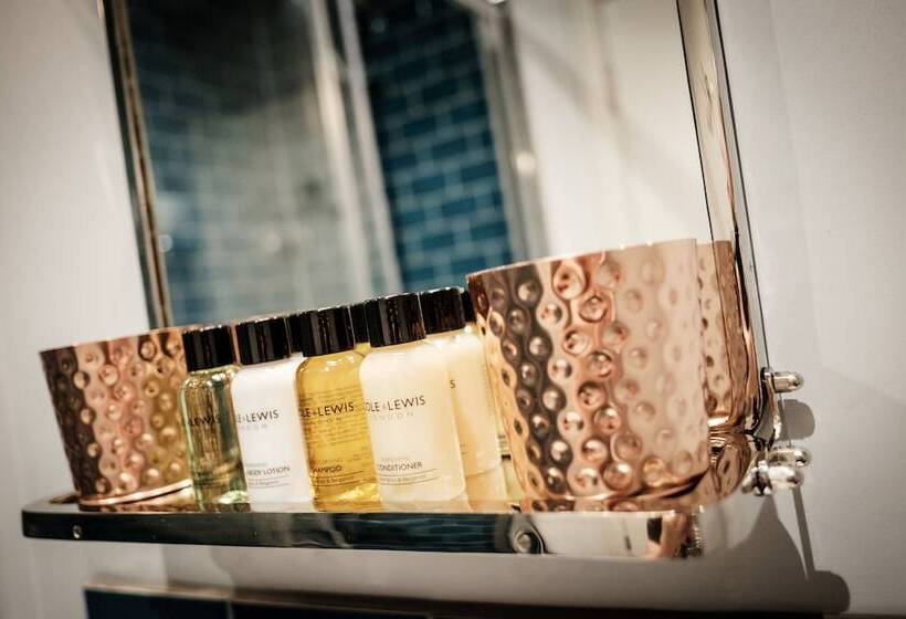 스탠다드 룸, The Queen's Head