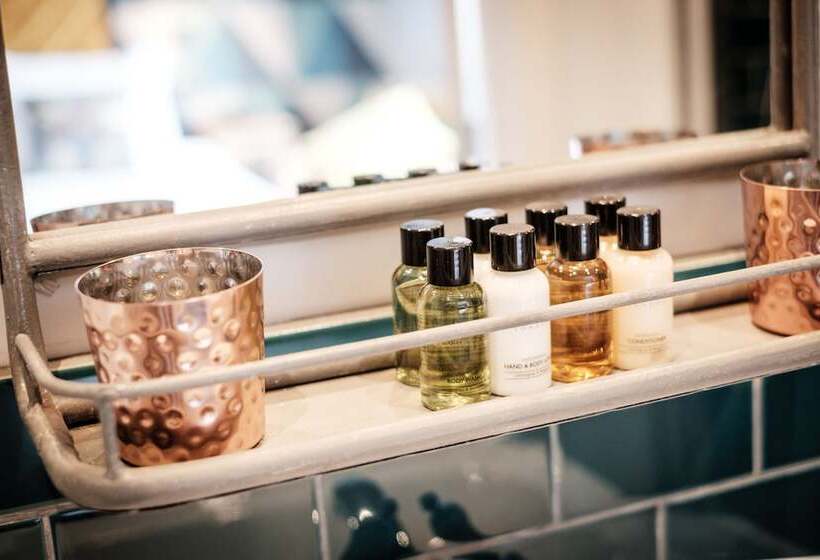 스탠다드 룸, The Queen's Head