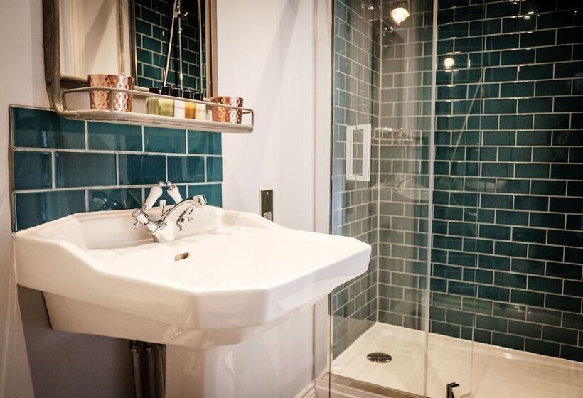 스탠다드 룸, The Queen's Head