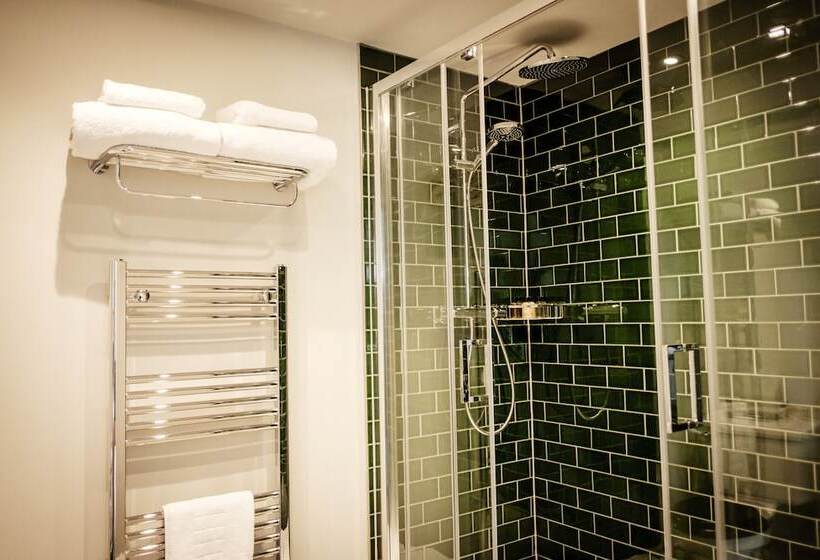 스탠다드 룸, The Queen's Head